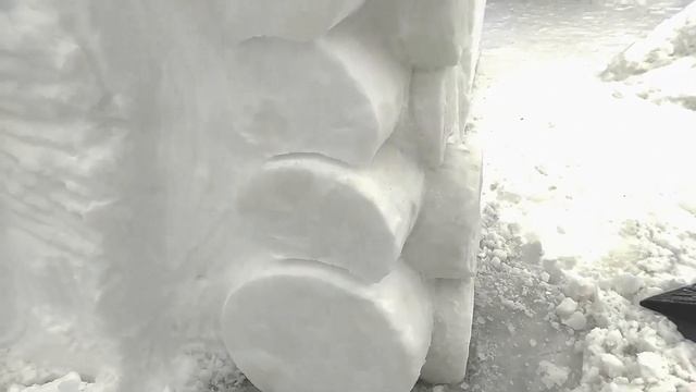Построил сказочный дом из снега. Снежный дом. Из снега. Фигуры из снега.