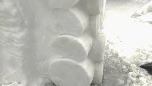 Построил сказочный дом из снега. Снежный дом. Из снега. Фигуры из снега.