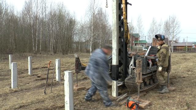 Забиваем сваи. 7 метровые. Под легкий каркасный дом. Зачем? Смотрите в видео!