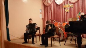 Дети играют на баяне. Во поле берёза стояла.