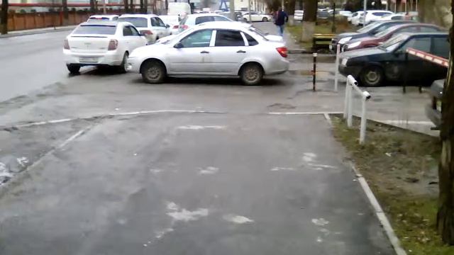Массовая парковка автомобилей на газоне и на тротуаре в Ростове-на-Дону в районе СИиТО. смотреть онлайн