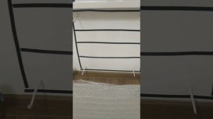 Монтируем отражатель под батарею и делаем вставку под ламинат