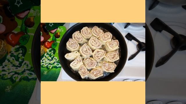 Рулетики с мясным фаршем на сковороде