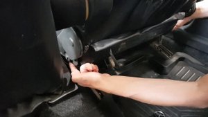 Откидываем переднюю спинку сиденья в любом переднеприводном  ВАЗ.