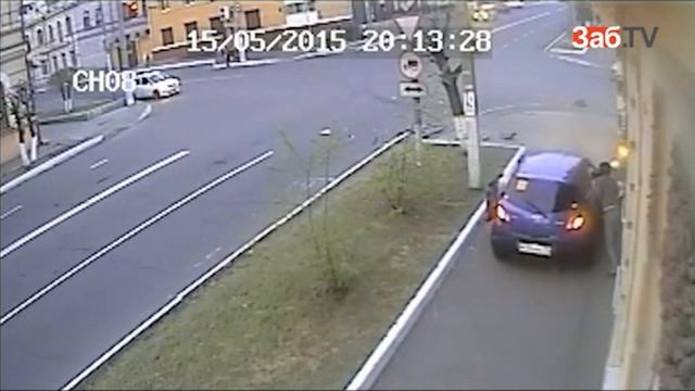 Водитель «Мазды» вдавила девушку-пешехода в здание Следкома в Чите смотреть онлайн