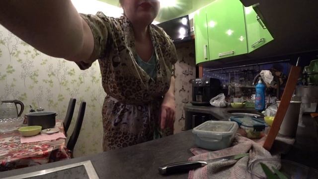 VLOG обед с собой: салат и гречка/везде торгуют ёлками/с ним не скучно))