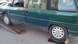 Погрузка автомобиля на эвакуатор с заблокированными колесами.