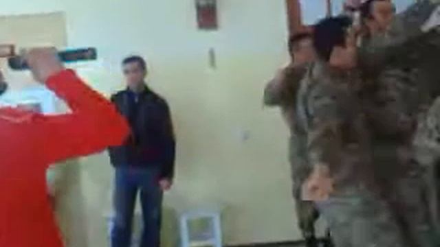 танцуют солдаты