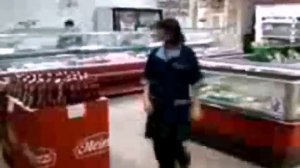 Уборщица магазина Магнит зажигает в торговом зале.