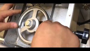 Пищевая ленточная пила.  Мастер показывает как поменять ленту.