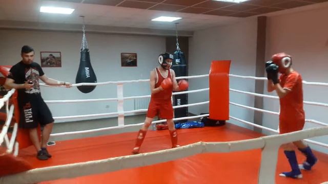 Тренировка по тайскому боксу. Молодёж рубится. смотреть онлайн