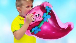 Roma and Daddy plays with Balloons and Finger family song