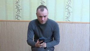 Отец украинского солдата разговаривает с сыном, попавшим в плен