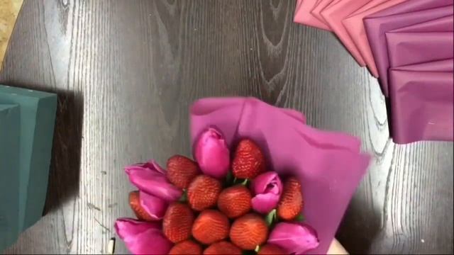 Букет из клубники с цветами своими руками. Бесплатный МК. смотреть онлайн