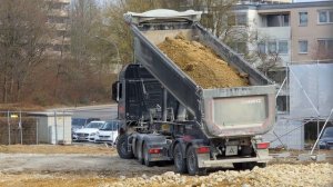 Tipper Trailer Truck Dumping / Sattelkipper kippt ab, Winnenden, Germany, 2018.