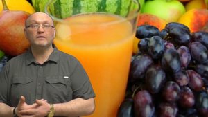 Чем опасен свежевыжатый сок?