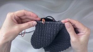 Мужская шапка спицами. Мастер класс + схема узора.