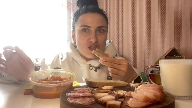 МУКБАНГ МЯСНАЯ НАРЕЗКА/КОЛБАСА/ПОЛЕНДВИЦА/КУМПЯК И САЛАТ С МОРКОВКОЙ ПО-КОРЕЙСКИ смотреть онлайн