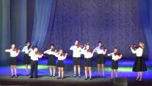 Ансамбль скрипачей _Весёлый смычок_. Дм. Тёмкин _Зелёные листья июньских лесов_ 19.05.2017г.mp4