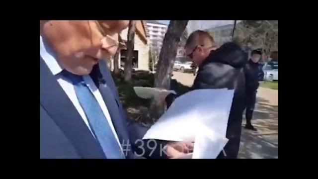 В Анапе глава города наехал на фотографов с животными! смотреть онлайн