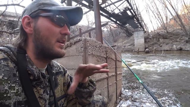 КАРАСИ-ЛАПТИ В РАЗРУШЕННОМ ГОРОДЕ!!Рыбалка на поплОвок!Крупный карась,малые реки.