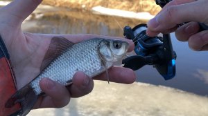 Ловля Карася среди льдин! Что делать, когда не клюет... Трудовая рыбалка целый день!