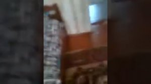 Пране над спящей, младшей сестрой.