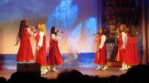 Поёт вокальная студия "Мэри Поппинс".