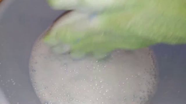 Асмр с мылением в перчатках - мочалка?? смотреть онлайн