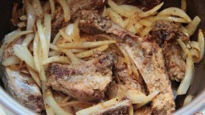Свиные ребрышки с картофелем и фасолью в мультиварке
