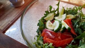 Вкусно, салат с рукколой и слабосолёной форелью, очень свежо и вкусно