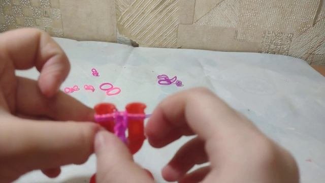 Как сплести простой браслет-кольцо из резинок #плетение #браслетизрезинок #браслетсвоимируками