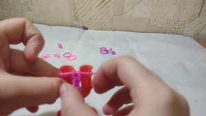 Как сплести простой браслет-кольцо из резинок #плетение #браслетизрезинок #браслетсвоимируками