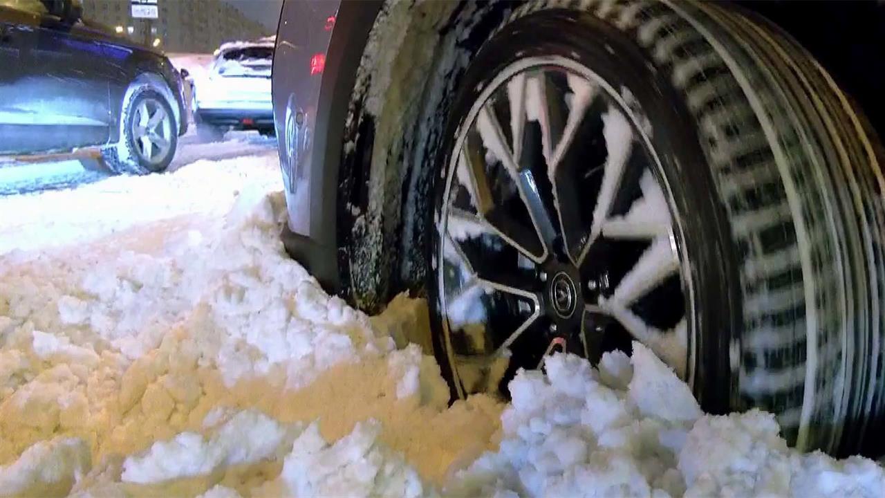 Столичный регион приходит в себя после мощного снегопада, который обрушился ночью