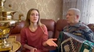 В домашней обстановке)).Поёт Алёна Босолаева.