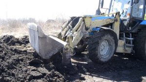 Планировка земельного участка экскаватором-погрузчиком.