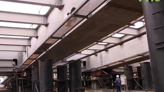 Медленно, но верно. Строительство Фрунзенского моста перевалило за середину смотреть онлайн