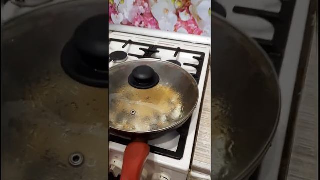 ДЕТИ ГОТОВЯТ ПОПКОРН НА СКОВОРОДЕ. КАК ПРИГОТОВИТЬ ДОМА ПОПКОРН ПОКАЗЫВАЕТ АЛЕКСЕЙ И ВИКТОРИЯ.