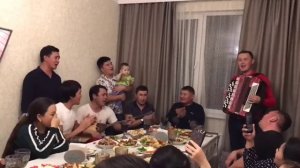 Домбыраны қағып тұрып, тоқтамай ән айтты😀 Қазақша көңілді әндер