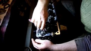 111   Устанавливаем первый бугель впускного распредвала головки блока цилиндров двигателя  Джили МК