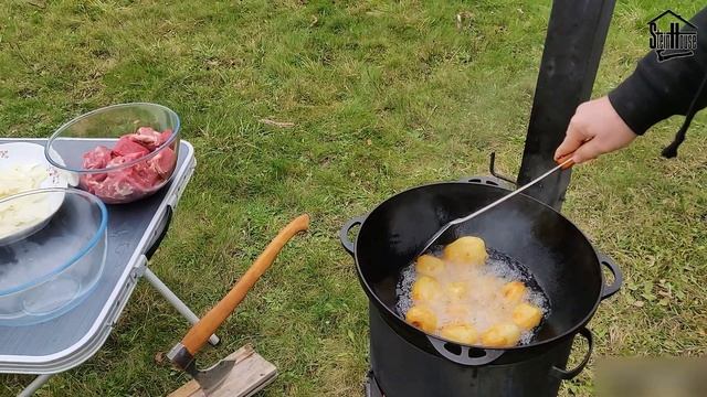 Казан Кебаб с говядиной и картошкой в казане на огне