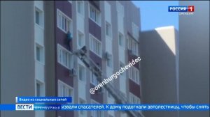 В Оренбурге пожарным удалось спасти застрявшую между этажами девушку