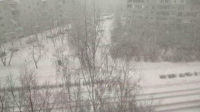 Весна, холодно, идёт снег. смотреть онлайн