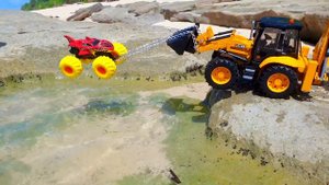 Трактор JCB 5 CX  вытаскивает из большой реки машинку Монстр Трак