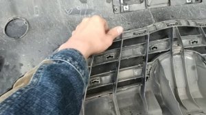 Toyota Corolla. Снятие переднего бампера и установка защитной сетки радиатора.