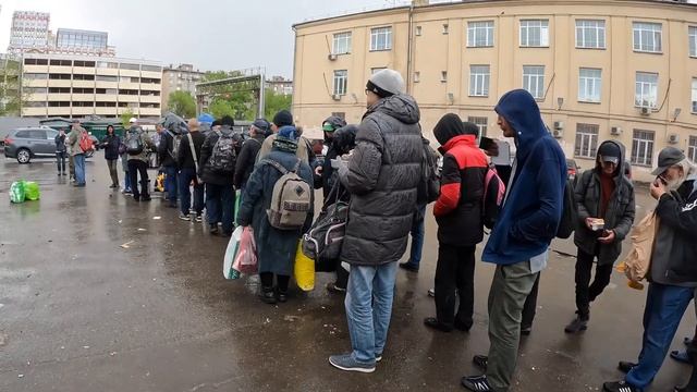 Кормление бездомных людей, Москва, 15 мая 2022