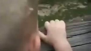 Обезьянка писает себе в рот