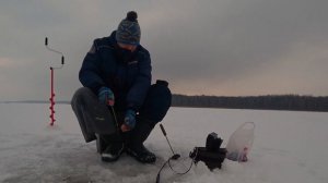 Зимняя рыбалка. Ловля плотвы. Подводные съемки.