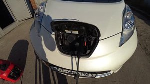 Зарядка электромобиля Nissan Leaf + инверторный бензиновый генератор 2 кВт. Купил фаркоп :)