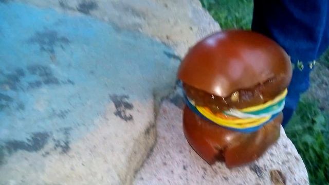 Взрываем помидор резинками.Прикол смотреть онлайн